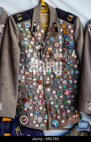 Militär Jacken und Abzeichen für Verkauf, Buchara, Usbekistan Stockfoto