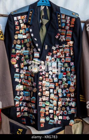 Militär Jacken und Abzeichen für Verkauf, Buchara, Usbekistan Stockfoto