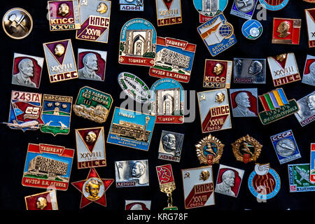 Souvenir Militär/kommunistische Abzeichen für Verkauf, Buchara, Usbekistan Stockfoto