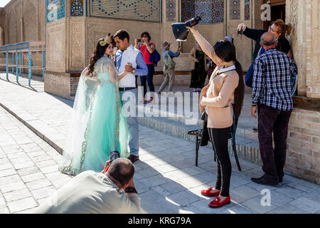 Junge usbekische Modelle Teil in ein Foto schießen, Buchara, Usbekistan, Stockfoto