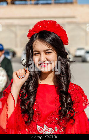 Eine attraktive junge USBEKISCHE Frau in Tracht, Buchara, Usbekistan Stockfoto