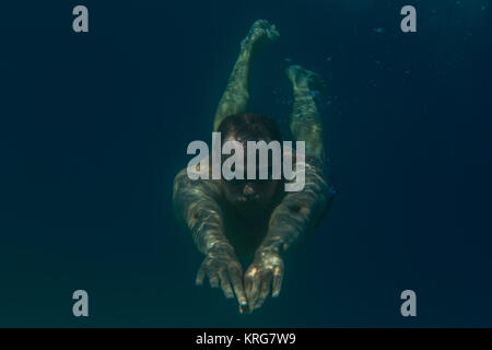 Touristische Mann im Schwimmen Sport Schwimmen unter Wasser in das Ägäische Meer an der Küste der Halbinsel Sithonia Stockfoto