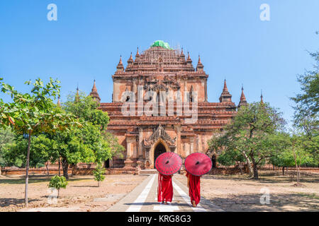 Royalty Free Stock Bild in hoher Qualität buddhistischer Novize Mönch in Pagode, Bagan, Myanmar Stockfoto