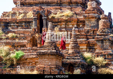 Royalty Free Stock Bild in hoher Qualität buddhistischer Novize Mönch in Pagode, Bagan, Myanmar Stockfoto