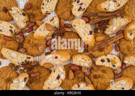 Cookies mit Mandeln und Rosinen auf dem alten Holztisch. Stockfoto