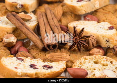 Cookies mit Mandeln und Rosinen auf dem alten Holztisch. Stockfoto