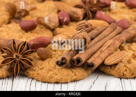 Cookies mit Mandeln und Rosinen auf dem alten Holztisch. Stockfoto