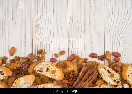 Cookies mit Mandeln und Rosinen auf dem alten Holztisch. Stockfoto