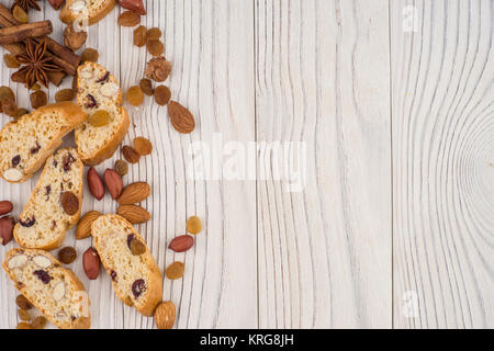 Cookies mit Mandeln und Rosinen auf dem alten Holztisch. Stockfoto