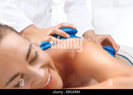 Massageraum, Rückenmassage mit einer chinesischen Glühbirne. Stockfoto