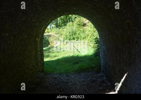 â alter Steinbogen eines Schlosses mit Blick auf die Landschaft Stockfoto