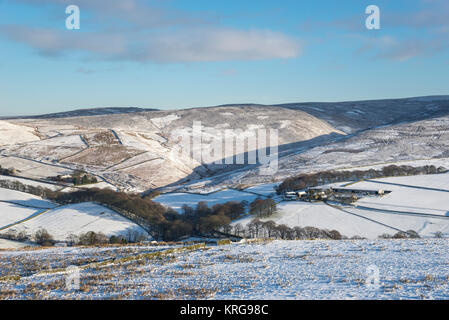 Verschneiten Hügeln in der High Peak im Norden von Derbyshire. Schönen Morgen im Kleinen Hayfield, Derbyshire, England. Stockfoto