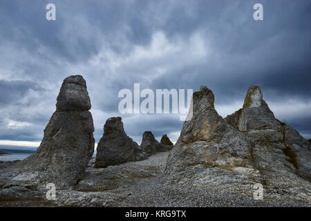 Dolomit Steinformationen, Trollholmsund, in der Nähe von Lakselv, Finnmark, Norwegen. Die Legende erzählt, dass diese Formationen einmal Trolle waren, wobei t gedreht Stockfoto