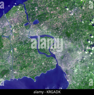 Der Niagara River (einem indianischen Wort für 'am Hals''), die Verknüpfung von Lake Erie und Lake Ontario, fließt um Goat Island, und dann stürzt über Horseshoe und American Falls, Niagara Falls bekannt. Der Hafen der Stadt Buffalo, New York befindet sich in der nordöstlichen Ecke des Lake Erie, wo der Fluss verlässt den See entfernt. Das Bild gehört auch die berüchtigten Liebe Kanal. In den späten 1970er und frühen 1980er Jahren, als Folge der chemische Abfälle, die in den Bereich der Liebe Kanal von 1947 bis 1952 ausgesetzt worden, das Gebiet evakuiert wurde. 1990, nach einem 12-jährigen Reinigungbemühung, governme Stockfoto