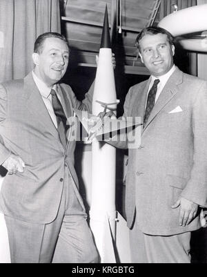 WALT DISNEY UND DR. WERNER VON BRAUN, 1954 Walt Disney und Dr. Wernher von Braun-GPN -2000-000060