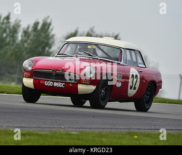 Tim Jacobsen, Laurence Jacobsen, MG B GT & Sports Car Cup, Pre-66 GT Autos, Pre-63 Sportwagen, Donington historische Festival, 2017, laufender Motor, Motor Stockfoto