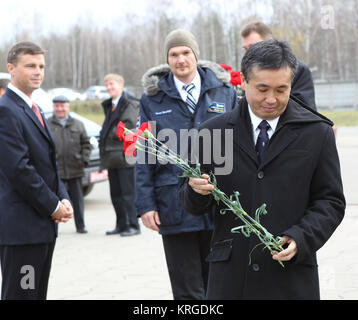 Im Gagarin Cosmonaut Training Centre in Star City, Russland, Expedition 38/39 Flugingenieur Koichi Wakata der Japan Aerospace Exploration Agency (Vordergrund) bereitet die Blumen an der Statue von Juri Gagarin, der erste Mensch im Weltraum zu fliegen, während einer Zeremonie zum 22. Oktober 2013. Auf der Suche im Hintergrund sind Backup Crewmitglieder Flugingenieur Reid Wiseman der NASA (links hinten) und Flugingenieur Alexander Gerst der Europäischen Weltraumorganisation (hinten rechts). Wakata, Sojus Commander Mikhail Tyurin und der NASA-Flugingenieur Rick Mastracchio wird gestartet, Nov. 7, kasachischen Zeit vom Kosmodrom Co Stockfoto