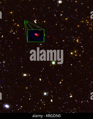 Dieses Bild von der NASA/ESA Hubble Space Telescope Kerzen Umfrage zeigt die am weitesten entfernte Galaxie Im Universum mit einem endgültig gemessenen Abstand, betitelte z8 GND 5296. Rote Farbe der Galaxie Astronomen darauf aufmerksam gemacht, dass es wahrscheinlich sehr weit weg, und somit zu einem frühen Zeitpunkt nach dem Urknall gesehen. Ein Team von Astronomen der genaue Abstand mit dem Keck ich Teleskop mit dem neuen MOSFIRE Spektrographen gemessen. Sie fanden, dass diese Galaxie in rund 700 Millionen Jahre nach dem Urknall, als das Universum war nur 5 Prozent der aktuellen Alter von 13,8 Mrd. Jahren gesehen wird. Link: NASA-Pre Stockfoto