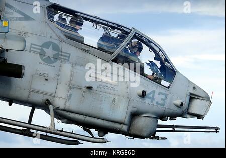 Ein Bell AH-1W Super Cobra Kampfhubschrauber startet aus der USN Tarawa-Klasse amphibisches Schiff USS Peleliu vom 17. Juni 2010 im Pazifischen Ozean. Stockfoto