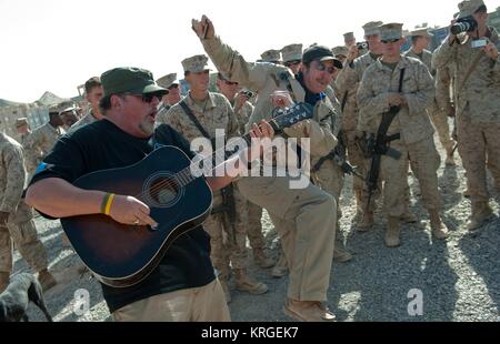 Songwriter Bob Dipiero (links) und Country Music Singer Kix Brooks von Brooks & Dunn durchführen für die US-Marine Soldaten im Camp Hanson während eines USO Holiday tour Dezember 16, 2010 in der Provinz Helmand, Afghanistan. Stockfoto