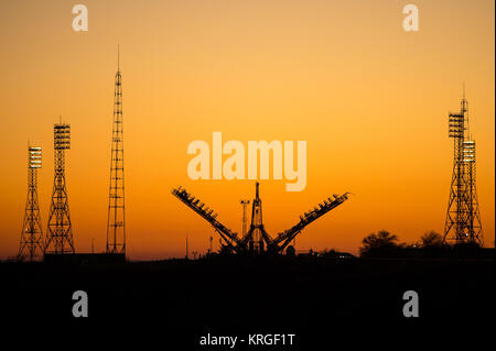 Die sojus Launch Pad ist in den frühen Morgenstunden vor der Sojus TMA-11 M Rakete auf der Startrampe gerollt werden mit dem Zug am Dienstag, November 5, 2013, auf dem Kosmodrom Baikonur in Kasachstan gesehen. Start der Sojus-Rakete ist für November 7 geplant und wird senden Expedition 38 Sojus Commander Mikhail Tyurin von Roskosmos, Flugingenieur Rick Mastracchio der NASA und Flugingenieur Koichi Wakata der Japan Aerospace Exploration Agency auf einen sechsmonatigen Mission an Bord der Internationalen Raumstation. Photo Credit: (NASA/Bill Ingalls) Expedition 38 Sojus Rollout (201311050006 HQ) Stockfoto