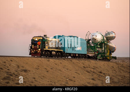 Die Sojus TMA-11 M Rakete wird durch Zug am Dienstag zur Startrampe gerollt, Nov. 5, 2013, auf dem Kosmodrom Baikonur in Kasachstan. Start der Sojus-Rakete ist für November 7 geplant und wird senden Expedition 38 Sojus Commander Mikhail Tyurin von Roskosmos, Flugingenieur Rick Mastracchio der NASA und Flugingenieur Koichi Wakata der Japan Aerospace Exploration Agency auf einen sechsmonatigen Mission an Bord der Internationalen Raumstation. Photo Credit: (NASA/Bill Ingalls) Expedition 38 Sojus Rollout (201311050008 HQ) Stockfoto