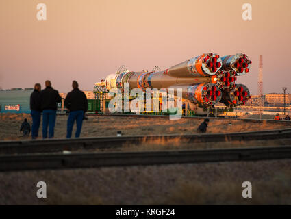 Die drei Expedition 38/39 backup Crew Mitglieder, Links, zusehen, wie die Sojus TMA-11 M Rakete auf der Startrampe am Dienstag mit dem Zug rollte, Nov. 5, 2013, auf dem Kosmodrom Baikonur in Kasachstan. Start der Sojus-Rakete ist für November 7 geplant und wird senden Expedition 38 Sojus Commander Mikhail Tyurin von Roskosmos, Flugingenieur Rick Mastracchio der NASA und Flugingenieur Koichi Wakata der Japan Aerospace Exploration Agency auf einen sechsmonatigen Mission an Bord der Internationalen Raumstation. Photo Credit: (NASA/Bill Ingalls) Expedition 38 Sojus Rollout (201311050013 HQ) Stockfoto