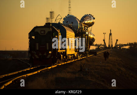 Die Sojus TMA-11 M Rakete wird durch Zug am Dienstag zur Startrampe gerollt, Nov. 5, 2013, auf dem Kosmodrom Baikonur in Kasachstan. Start der Sojus-Rakete ist für November 7 geplant und wird senden Expedition 38 Sojus Commander Mikhail Tyurin von Roskosmos, Flugingenieur Rick Mastracchio der NASA und Flugingenieur Koichi Wakata der Japan Aerospace Exploration Agency auf einen sechsmonatigen Mission an Bord der Internationalen Raumstation. Photo Credit: (NASA/Bill Ingalls) Expedition 38 Sojus Rollout (201311050018 HQ) Stockfoto