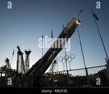 Die Olympischen Ringe werden gesehen, wie die Sojus TMA-11 M Rakete errichtet wird in Position auf der Startrampe am Dienstag, November 5, 2013, auf dem Kosmodrom Baikonur in Kasachstan. Start der Sojus-Rakete ist für November 7 geplant und wird senden Expedition 38 Sojus Commander Mikhail Tyurin von Roskosmos, Flugingenieur Rick Mastracchio der NASA und Flugingenieur Koichi Wakata der Japan Aerospace Exploration Agency auf einen sechsmonatigen Mission an Bord der Internationalen Raumstation. Photo Credit: (NASA/Bill Ingalls) Expedition 38 Sojus Rollout (201311050022 HQ) Stockfoto