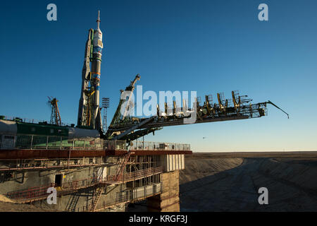 Die Sojus TMA-11 M Rakete errichtet wird in Position nach dem Launch Pad mit dem Zug am Dienstag, November 5, 2013, auf dem Kosmodrom Baikonur in Kasachstan. Start der Sojus-Rakete ist für November 7 geplant und wird senden Expedition 38 Sojus Commander Mikhail Tyurin von Roskosmos, Flugingenieur Rick Mastracchio der NASA und Flugingenieur Koichi Wakata der Japan Aerospace Exploration Agency auf einen sechsmonatigen Mission an Bord der Internationalen Raumstation. Photo Credit: (NASA/Bill Ingalls) Expedition 38 Sojus Rollout (201311050024 HQ) Stockfoto