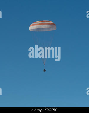Sojus TMA-07 M Absteigend mit ihren Hauptfallschirm bereitgestellt Stockfoto