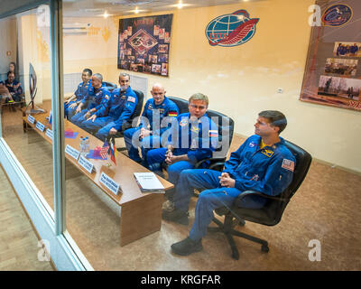 Hinter Glas, Expedition 38 prime Crew Mitglieder Links, Flugingenieur Koichi Wakata der Japan Aerospace Exploration Agency, Sojus Commander Mikhail Tyurin von Roskosmos, und Flugingenieur Rick Mastracchio der NASA, mit Expedition 38 backup Crew Mitglieder beigetreten sind, Alexander Gerst der Europäischen Weltraumorganisation, Max Suraev von Roskosmos, und Reid Wiseman der NASA bei der Staatlichen Kommission Tagung der Sojus Start der Mannschaft für einen sechsmonatigen Mission an Bord der Internationalen Raumstation, Mittwoch, November 6, 2013 an der Kosmonaut Hotel in Baikonur, Kasachstan, zu genehmigen. Photo Credit: Stockfoto