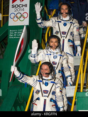 Expedition 38 Sojus Commander Mikhail Tyurin von Roskosmos, halten die Olympische Fackel, Flugingenieur Koichi Wakata der Japan Aerospace Exploration Agency, und Flugingenieur Rick Mastracchio der NASA top, Wave Abschied vor dem Boarding die Sojus TMA-11 M Rakete für Start, Donnerstag, November 7, 2013, auf dem Kosmodrom Baikonur in Kasachstan. Die olympische Fackel haben einen viertägigen Besuch auf der Internationalen Raumstation. Tyurin, Mastracchio, und Wakata wird in den nächsten sechs Monaten an Bord der Internationalen Raumstation verbringen. Photo Credit: (NASA/Bill Ingalls) Sojus TMA-11 M Besatzungsmitglieder wave farewe Stockfoto