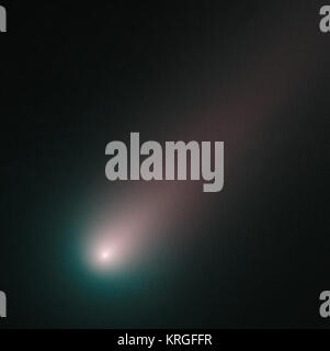 Ab Mitte November, ISON ist offiziell nach uns. Mit Hubble, wir haben unsere Nächsten schauen Sie doch am innersten Region des Kometen, wo Geysire des sublimating Eis Betankung sind eine spektakuläre Schwanz genommen. Aus Beobachtungen am 2. November, das Bild kombiniert Bilder von ISON durch blaue und rote Filter berücksichtigt. Wie wir erwarten, ist die runde Koma um das ISON Zellkern ist blau und der Schwanz hat einen rötlicheren Farbton. Eis und Gas in der Koma reflektieren blaues Licht von der Sonne, während die Staubkörner in der Schwanz mehr rote als blaue Licht reflektieren. Dies ist die Farbtrennung, die wir bisher in ISON gesehen habe - das ist b Stockfoto