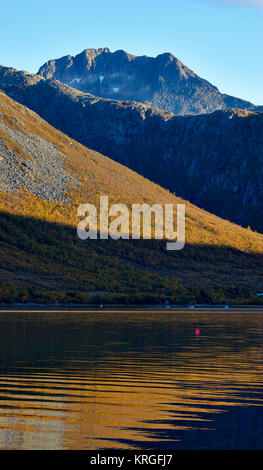 Herbstliche Berg Szene auf Kvaloy in der Nähe von Tromsø, Troms, Norwegen Stockfoto