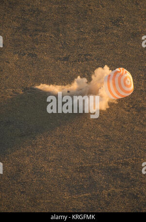 Die Sojus TMA-09 M gesehen wird Momente, bevor er landet im Südosten der Stadt Zhezkazgan, Kasachstan mit der Mannschaft der Expedition 37, Montag, November 11, 2013. Expedition 37 Commander Fyodor Yurchikhin der russischen Föderalen Raumfahrtagentur (Roskosmos), Flugingenieur Karen Nyberg von NASA und Flugingenieur Luca Parmitano der Europäischen Weltraumorganisation sind Rückkehr zur Erde nach Fünfeinhalb Monate auf der Internationalen Raumstation. Photo Credit: (NASA/Carla Cioffi) Sojus TMA-09 M Landung (6) Stockfoto