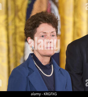 Tam O'Shaughnessy, Leben partner Sally Ride und Vorsitzender des Verwaltungsrates der Sally Ride Wissenschaft, ist mit Präsident Barack Obama gesehen, wie sie bereitet die Presidential Medal of Freedom im Namen von Dr. Fahrt, Mittwoch, November 20, 2013 im Weißen Haus in Washington zu akzeptieren. Sally Ride, der die Medaille der Freiheit posthum verliehen wurde, war der erste amerikanische weibliche Astronauten in den Weltraum zu reisen. Als Vorbild für Generationen von jungen Frauen, die sie leidenschaftlich plädiert für Wissenschaft, Bildung, Stand für die rassische und die Gleichstellung der Geschlechter im Klassenzimmer, und unterrichtet Studenten von jedem Hintergrund tha Stockfoto