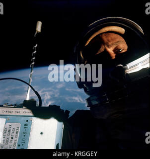 Astronaut Edwin Aldrin. E., Jr., Pilot der Gemini-12 Raumfahrt ist mit dem Pilot Luke von Raumfahrzeugen öffnen fotografiert. Hinweis: J.A. Maurer Kamera die verwendet wurde, um noch einige seiner Extra Vehicular kalendertage zu. Astronauten James Lovell A., Jr., war der Befehl Pilot. Weltraum CN NASA Bezeichner: S 66-62926 Buzz Aldrin selbst fotografieren während der Gemini 12 EVA (S 66-62926) Stockfoto