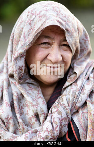 Ein balti Frau tragen bunte Schal, Turtuk, Nubra Valley, Ladakh, Jammu und Kaschmir, Indien. Stockfoto