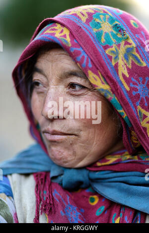 Ein balti Frau tragen bunte Schal, Turtuk, Nubra Valley, Ladakh, Jammu und Kaschmir, Indien. Stockfoto