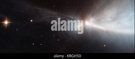 Dieses eindrucksvolle neue Bild, das von der NASA/ESA Hubble Space Telescope eingefangen, offenbart ein Stern im Prozess der Bildung innerhalb der Chamäleon cloud. Dieser junge Star ist das Werfen aus schmalen Bächen von Gas aus seinen Polen - Erstellung dieser ätherischen Objekt als HH909A. bekannt Diese rasche Auszahlungen kollidieren mit dem langsameren umgebende Gas, beleuchtet die Region. Wenn neue Sterne bilden, so sammeln sie Material hungrig aus dem Raum um sie herum. Einen jungen Stern wird weiterhin seine riesigen Appetit zu füttern, bis es genug massiv wird zur Kernfusion Reaktionen in seinem Kern, der das Licht der Sterne hell auslösen. Bef Stockfoto