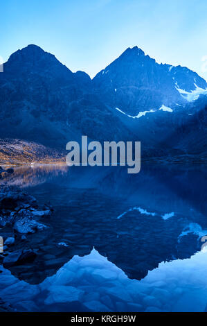 Der Blaue See, Blavatnet, Lyngen Alpen, Troms, Norwegen Stockfoto
