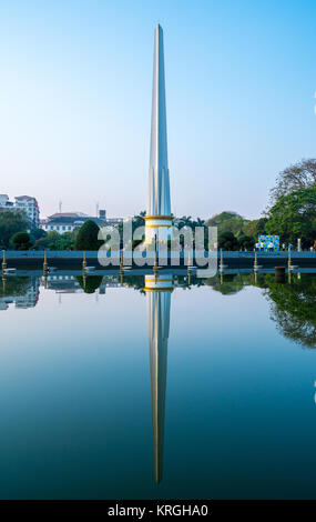 Independence Monument in der mahabandoola Park im Zentrum von Yangon, Myanmar Stockfoto