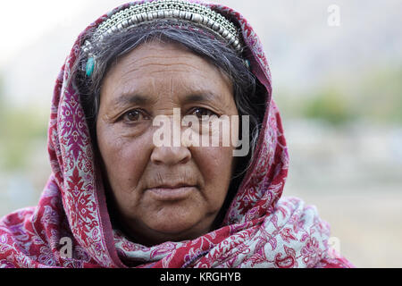 Ein balti Frau tragen bunte Schal, Turtuk, Nubra Valley, Ladakh, Jammu und Kaschmir, Indien. Stockfoto