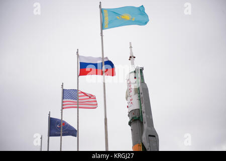 Die Sojus TMA-12 M Sonde ist nach auf der Startrampe am Sonntag errichtet wird gesehen, 23. März 2014, auf dem Kosmodrom Baikonur in Kasachstan. Start der Sojus-Rakete ist für den 26. März festgelegt und wird senden Expedition 39 Sojus Kommandant Alexander Skvortsov der russischen Föderalen Raumfahrtagentur Roskosmos, Flugingenieur Steven Swanson von NASA und Bordingenieur Oleg Artemyev von Roskosmos auf einen sechsmonatigen Mission an Bord der Internationalen Raumstation. Photo Credit: (NASA/Joel Kowsky) Expedition 39 Sojus Rollout (201403230023 HQ) Stockfoto