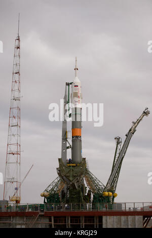 Die Sojus TMA-12 M Sonde ist nach auf der Startrampe am Sonntag errichtet wird gesehen, 23. März 2014, auf dem Kosmodrom Baikonur in Kasachstan. Start der Sojus-Rakete ist für den 26. März festgelegt und wird senden Expedition 39 Sojus Kommandant Alexander Skvortsov der russischen Föderalen Raumfahrtagentur Roskosmos, Flugingenieur Steven Swanson von NASA und Bordingenieur Oleg Artemyev von Roskosmos auf einen sechsmonatigen Mission an Bord der Internationalen Raumstation. Photo Credit: (NASA/Joel Kowsky) Expedition 39 Sojus Rollout (201403230024 HQ) Stockfoto