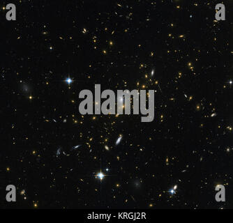 Galaxienhaufen sind die massiven Strukturen, die im Universum gefunden werden kann - große Gruppen von Galaxien zusammen durch Schwerkraft gebunden. Dieses Bild von der NASA/ESA Hubble Space Telescope enthüllt eine dieser Cluster, bekannt als MACS J 0454.1-0300. Jedes der hellen Flecken hier gesehen ist eine Galaxie, und jeder ist die Heimat von vielen Millionen oder sogar Milliarden von Sternen. Astronomen festgestellt haben, dass die Masse der MACS J 0454.1-0300 rund 180 Billionen mal die Masse der Sun Cluster wie dieser so massiv sind, dass ihre Schwerkraft kann auch das Verhalten der Raum um sie herum ändern, biegen den Weg o Stockfoto