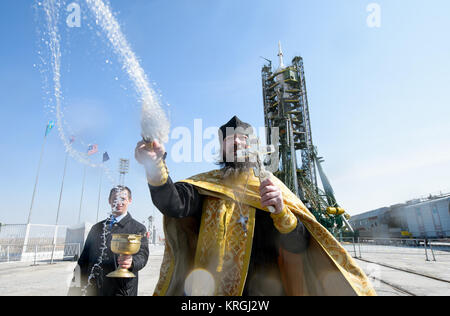 Ein orthodoxer Priester segnet die Mitglieder der Medien auf die soyouz Launch Pad auf dem Kosmodrom Baikonur Startrampe am Montag, 24. März 2014 in Kasachstan. Start der Sojus-Rakete ist für den 26. März festgelegt und wird senden Expedition 39 Sojus Kommandant Alexander Skvortsov der russischen Föderalen Raumfahrtagentur, Flugingenieur Steve Swanson von NASA und Bordingenieur Oleg Artemyev von Roskosmos auf einen sechsmonatigen Mission an Bord der Internationalen Raumstation. Photo Credit: (NASA/Joel Kowsky) Expedition 39 Preflight (201403240004 HQ) Stockfoto