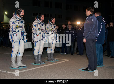 Expedition 39 Flight Engineer Steve Swanson von NASA, Links, Sojus Kommandant Alexander Skvortsov der russischen Föderalen Raumfahrtagentur Roskosmos, Mitte, und, Bordingenieur Oleg Artemyev von Roskosmos, rechts, werden gesehen, wie sie berichten, der Generaldirektor der russischen Föderalen Raumfahrtagentur Roskosmos, Oleg Ostapenko, weit Recht, außerhalb von Gebäude 254 Folgende, die Klage bis zum Launch, Mittwoch, 26. März 2014 Auf dem Kosmodrom Baikonur in Kasachstan. Die Sojus-kapsel mit Swanson, Skvortsov, und Artemyev onboard 3 Start: 17:00 Uhr später an diesem Morgen Kasachstan Zeit. Photo Credit: (N Stockfoto