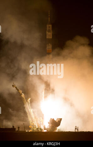 Die Sojus TMA-12 M Raketenstarts vom Kosmodrom Baikonur in Kasachstan am Mittwoch, 26. März die Expedition 2014 39 Sojus Kommandant Alexander Skvortsov der russischen Föderalen Raumfahrtagentur Roskosmos, Flugingenieur Steven Swanson von NASA und Bordingenieur Oleg Artemyev von roskosmos zur Internationalen Raumstation. Photo Credit: (NASA/Joel Kowsky) Expedition 39 Starten (201403260002 HQ) Stockfoto